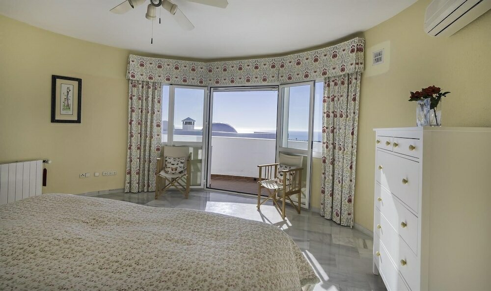 Фото Spacious Villa With Impressive Views