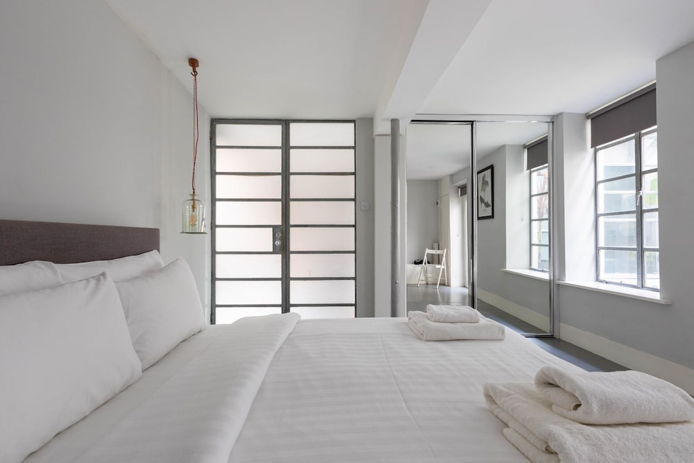 Фото Stylish 2 Bedroom Converted Victorian Storefront