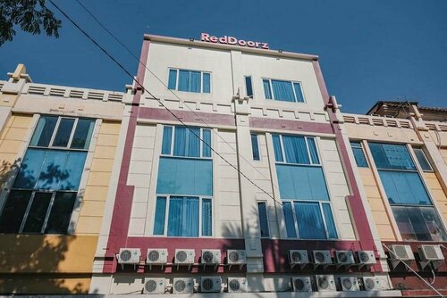 Гостиница Reddoorz Plus Near Soekarno Hatta Airport Taman Mahkota в Тангеранге