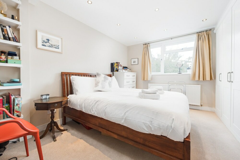 Фото Supreme Hampstead Home Next to Hampstead Heath by Underthedoormat