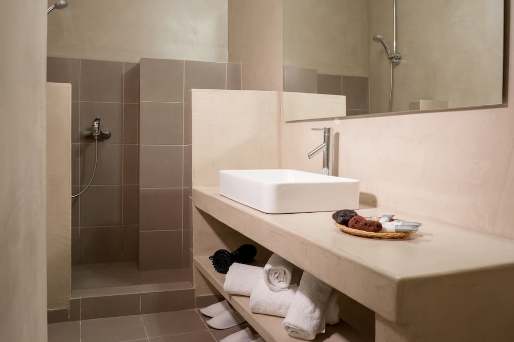 Фото Earino Suites & Villas