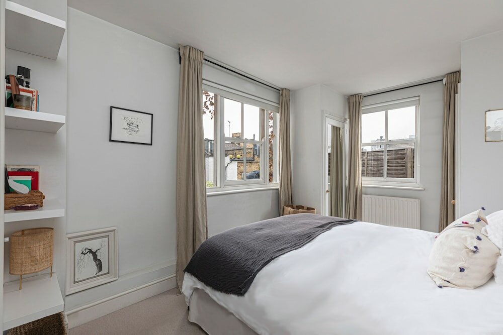 Фото Altido Stylish 2-bed Flat w Terrace Near Battersea Park