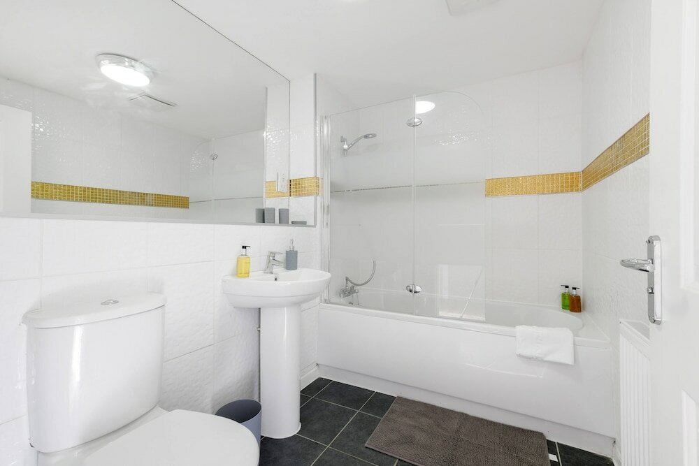 Фото Lindsey Serviced 4 Bedroom 2 Bath house