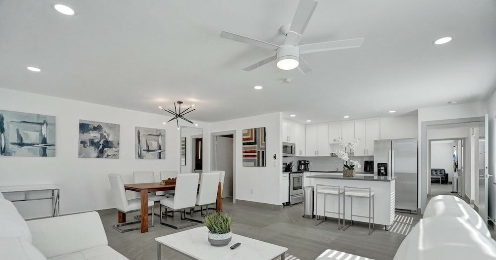 Фото 3-storey Home with Beautiful Lake View