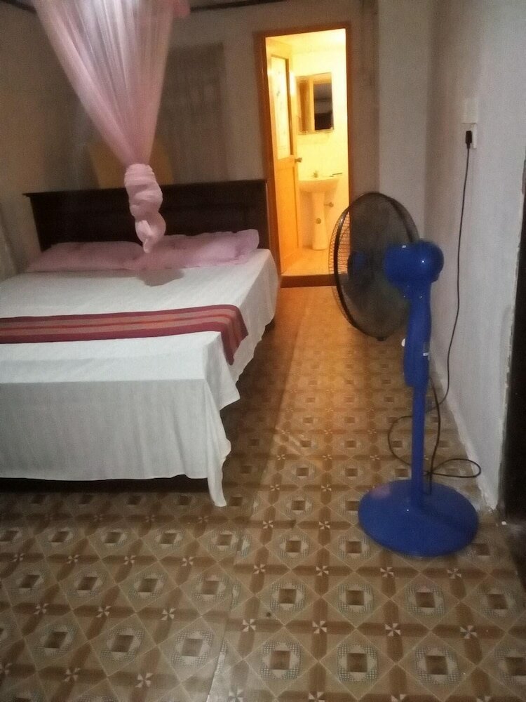 Фото Thevindu guest & red mud resturent