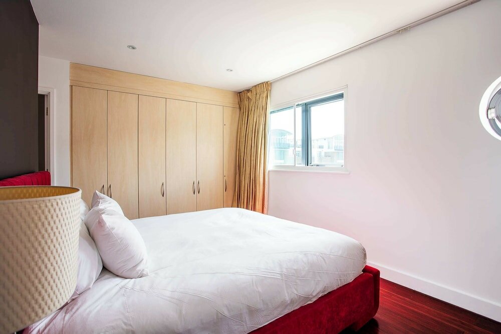 Фото Modern Tower Hill Penthouse