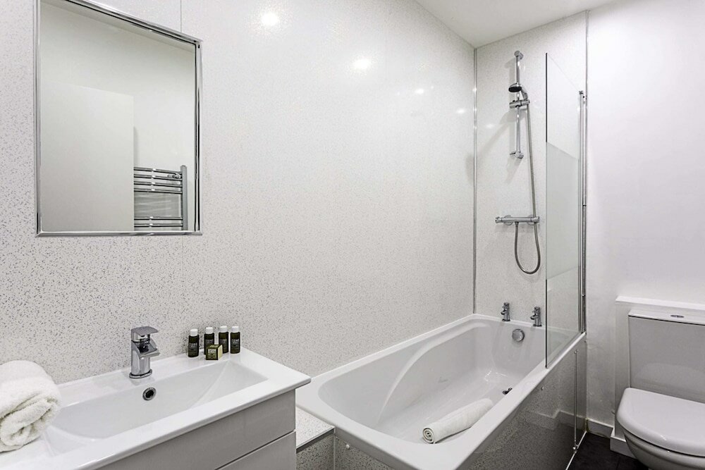 Фото Refurbished St. johns Hill Apartment