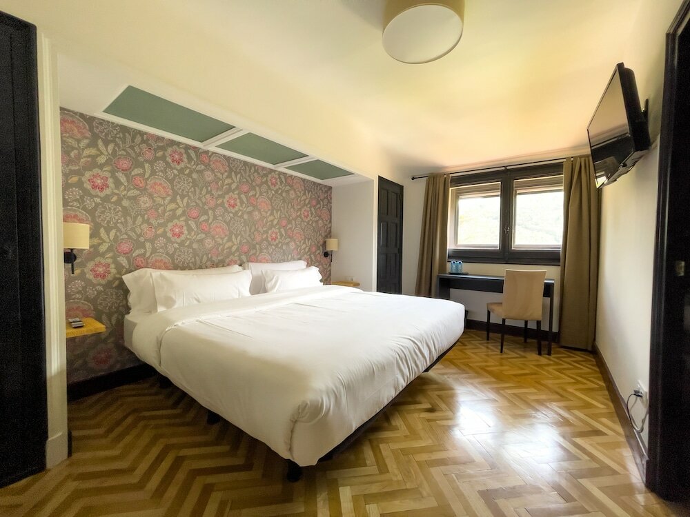 Фото Angelats Hotel