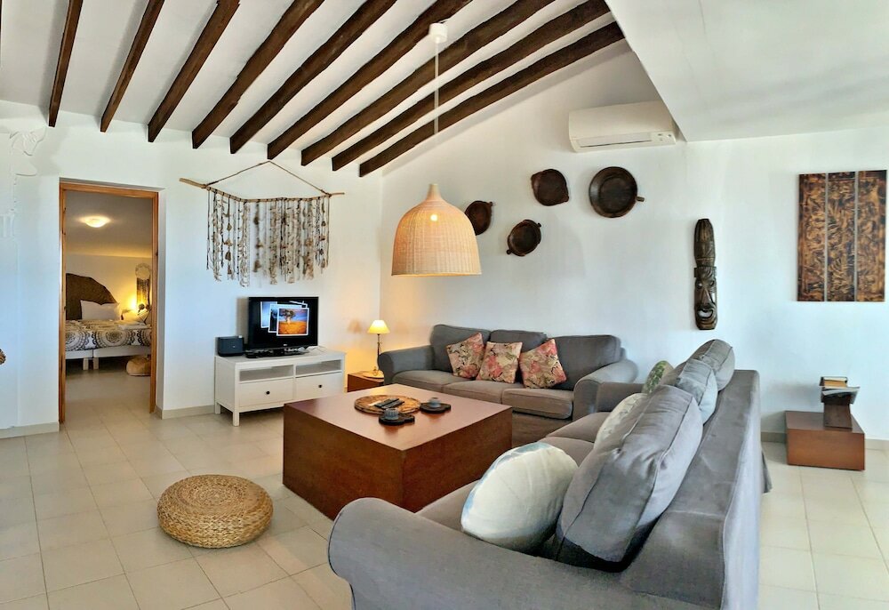 Фото Private, Bright, Spacious House with Pool & Hot Tub