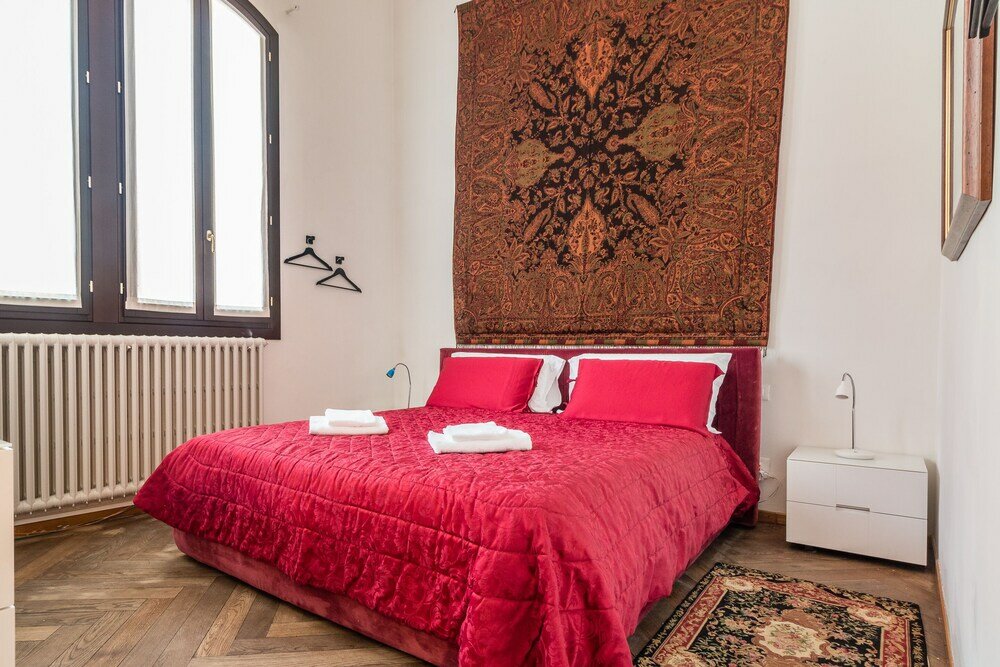 Фото Red House close to Accademia Bridge