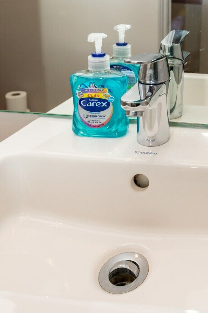 Фото Modern & Beautifully-lit 1 Bedroom Flat, Sheperd's Bush!