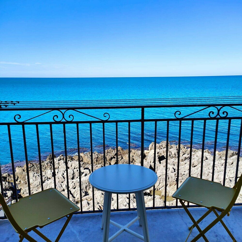 Фото Central Room With Balcony And Amazing Sea View