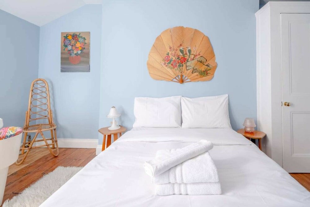 Фото Unique Vintage-style 3bd Flat - Dalston