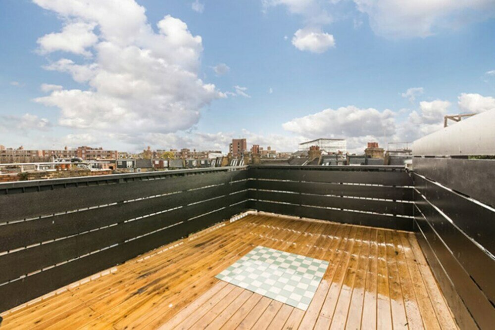 Фото Newly Renovated Two Bedroom Kensington Flat