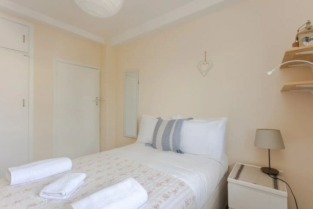 Фото Spacious 2 Bedroom Apartment Near Hampstead Heath