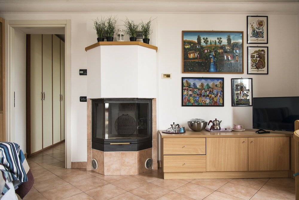 Фото Typical Apartment on River Naviglio Darsena