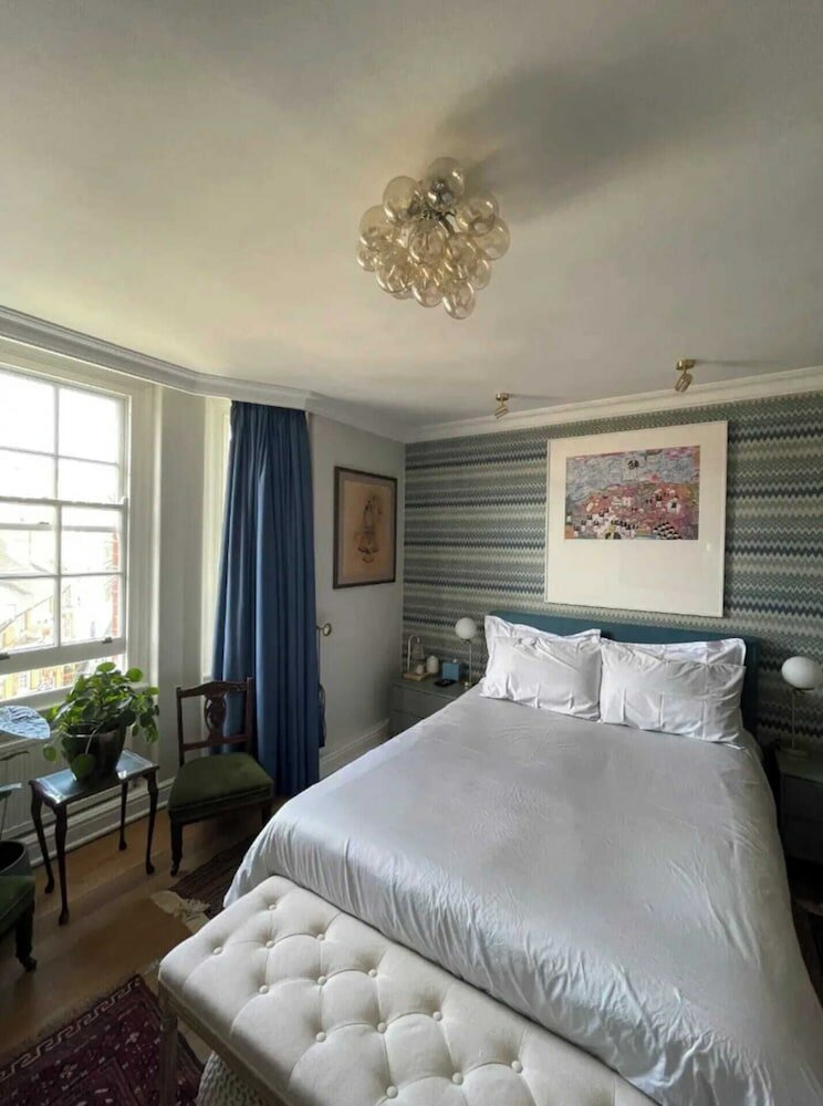 Фото Vibrant & Art-filled 2bd Haven - Victoria