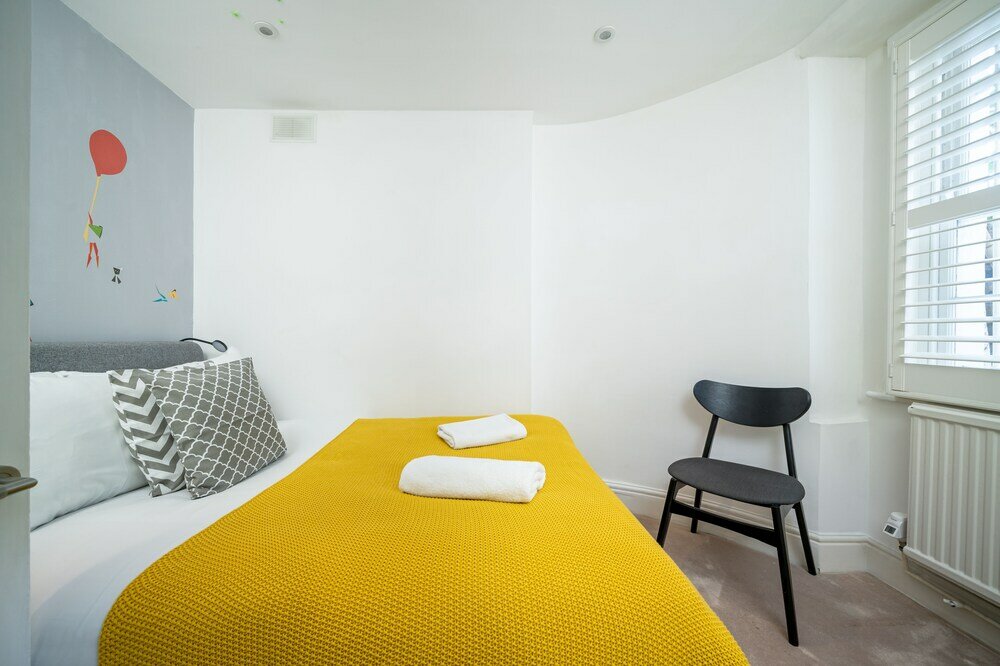 Фото Altido Elegant 4 Br House W/Deskspace, Moments From Angel