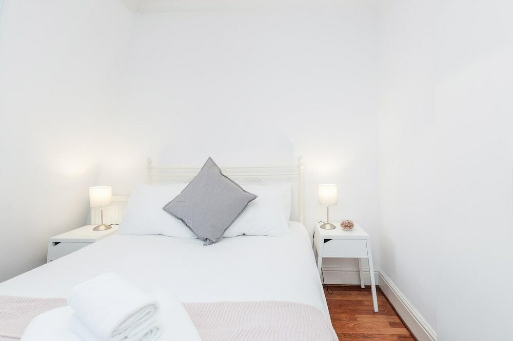 Фото Bright stylish Nott Hill apart sleeps 6