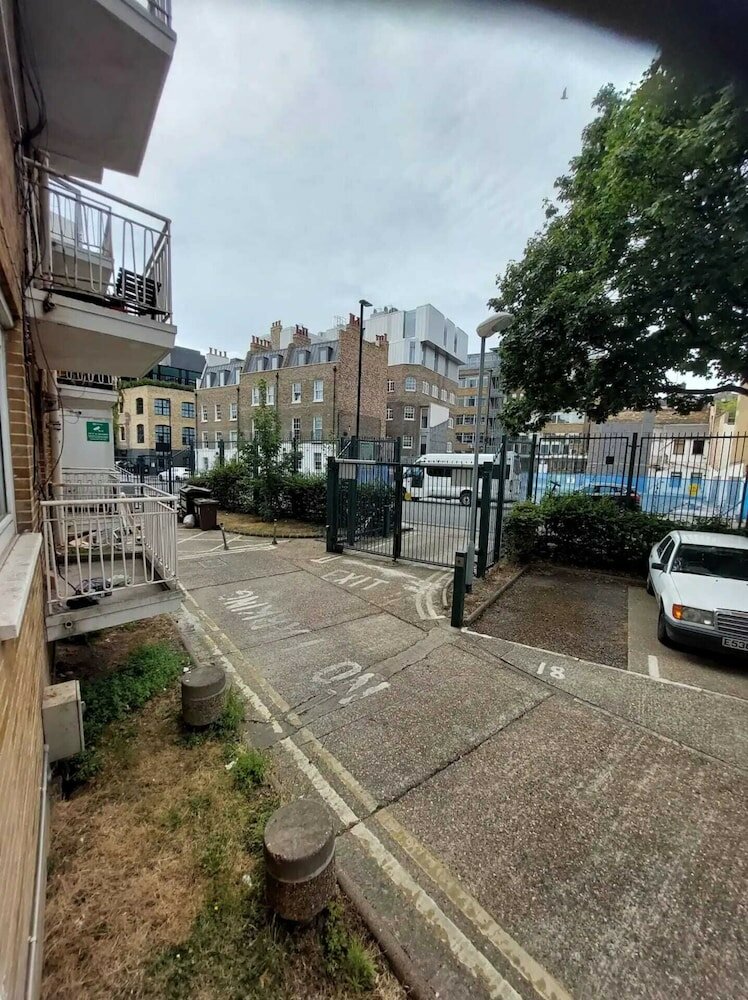 Фото Spacious 3 Bedroom Apartment Near Camden With Balcony