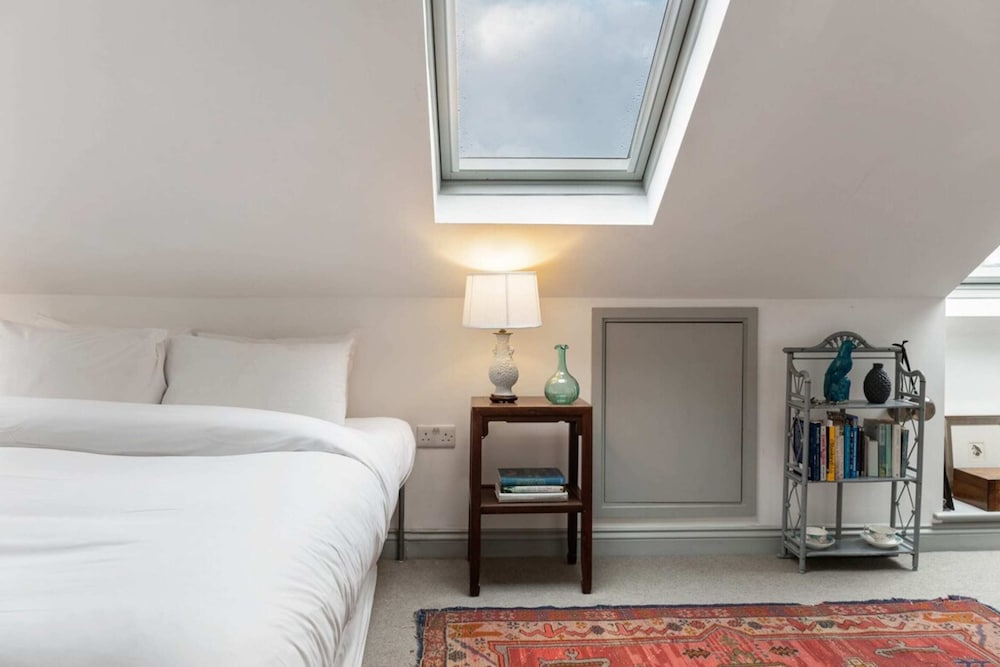 Фото Lovely 4 Bedroom House near Portobello