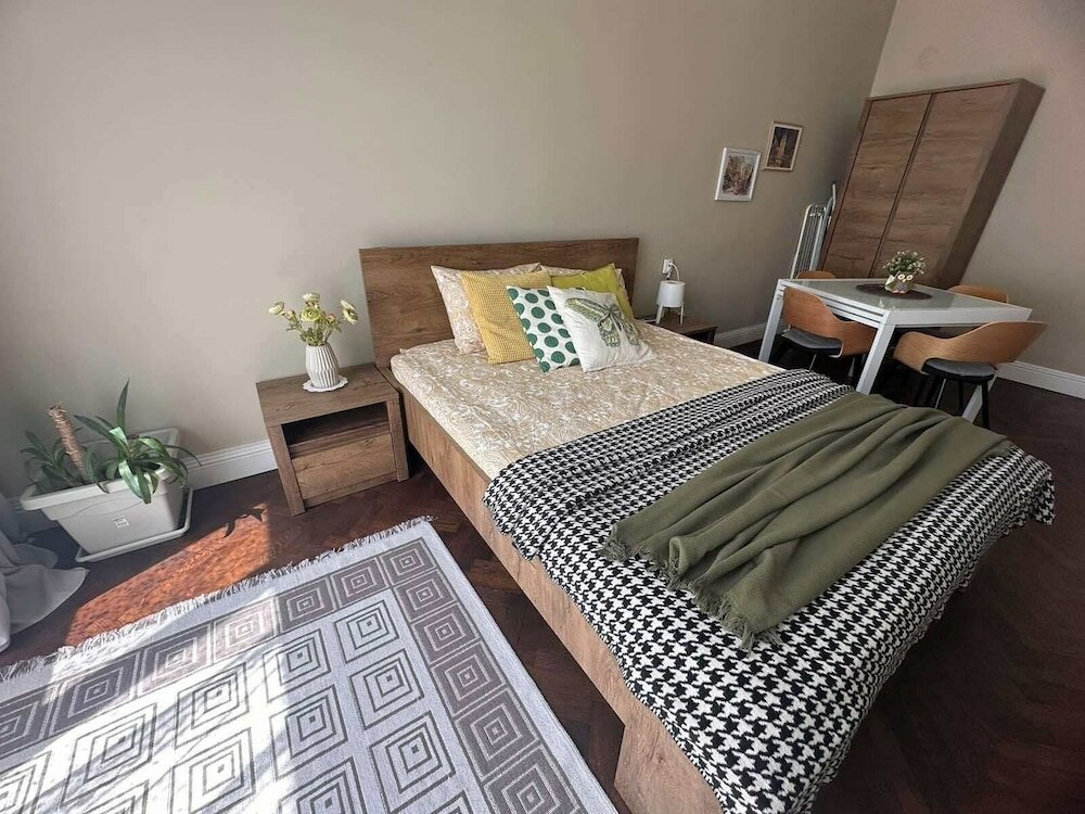 Фото 3 Bdr Top Center Artistic Apartment - 115 m2