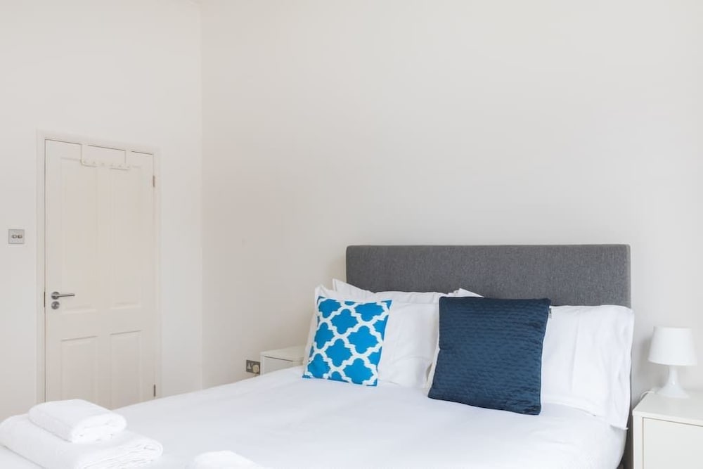 Фото Modern stylish and luxurious 1 bed flat