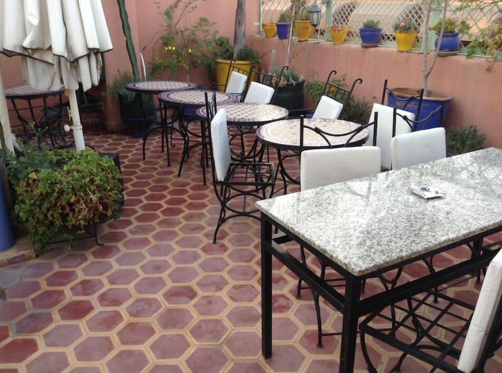 Фото Faouzi Hôtel