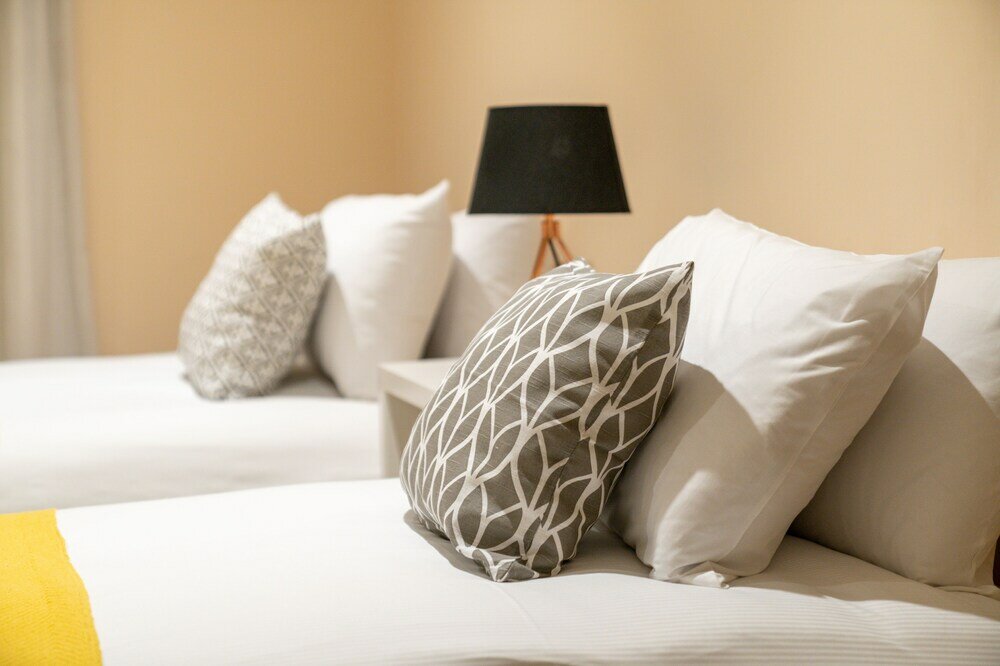 Фото Altido Elegant 4 Br House W/Deskspace, Moments From Angel