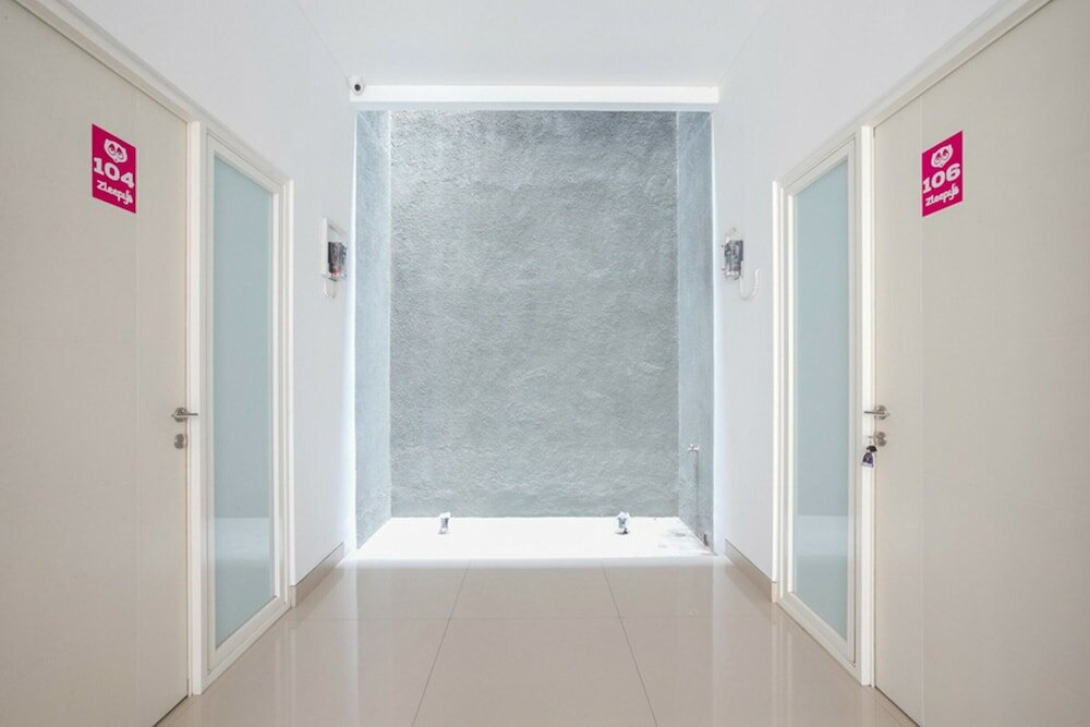 Фото RedDoorz Syariah near Lapangan Pancasila Simpang Lima