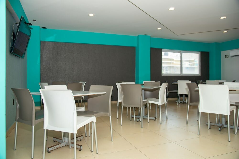 Фото Impala Hotel in front of the Ado