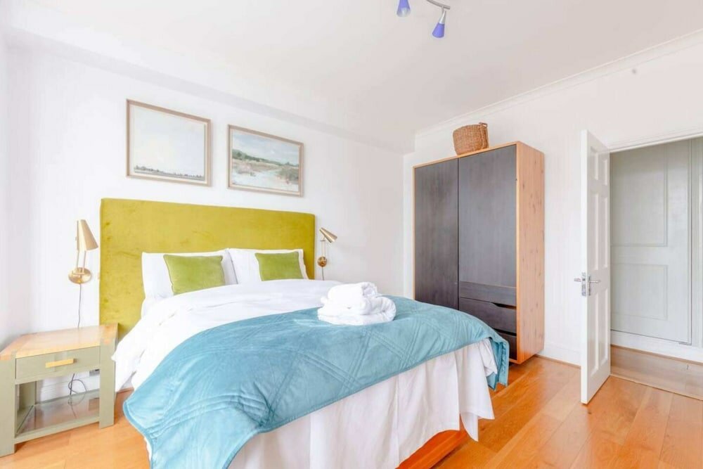 Фото Central and Spacious 2 Bedroom Flat in Kensington