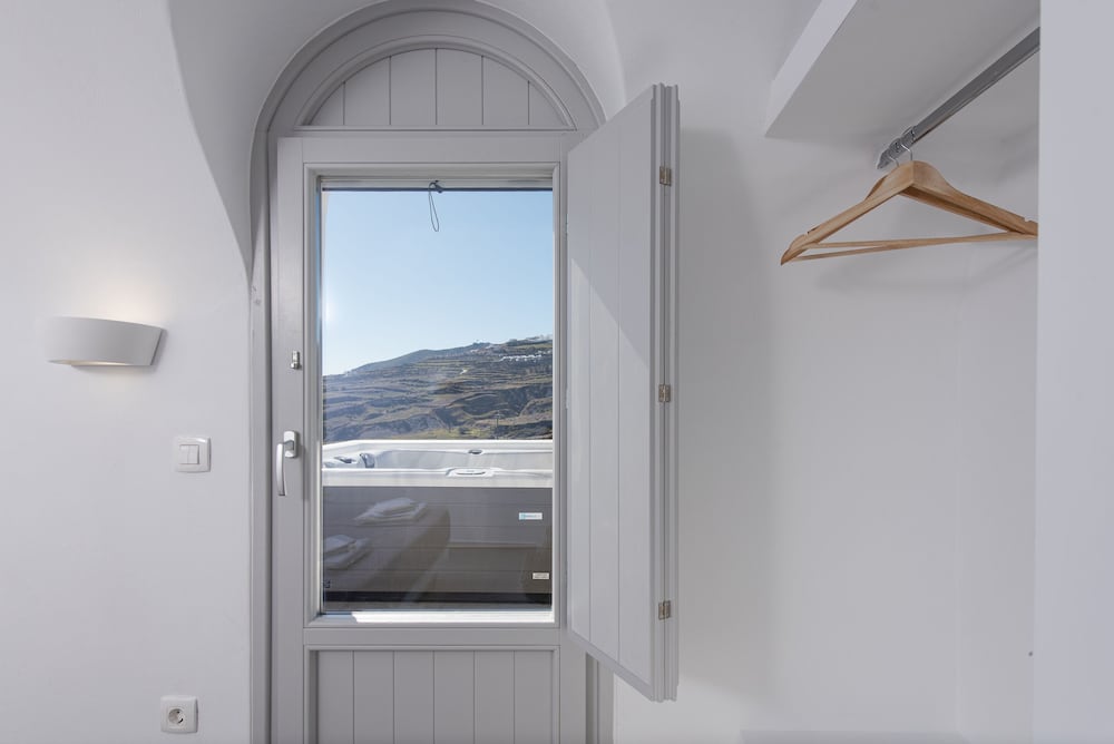 Фото Golden View Jacuzzi Suites