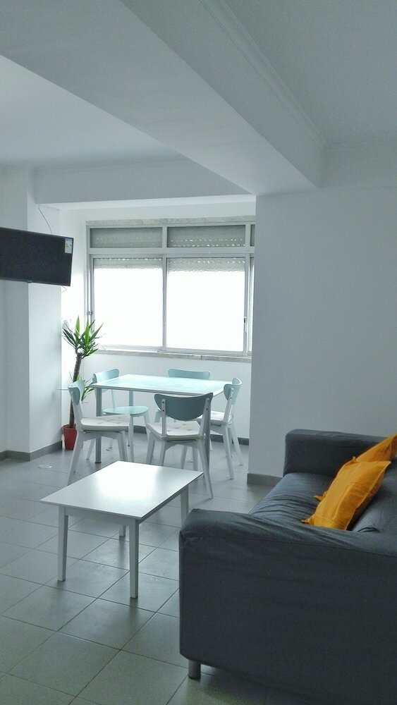 Фото Odivelas metro hospedagem