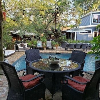 Фото Cedar Oaks Inn The Bath House