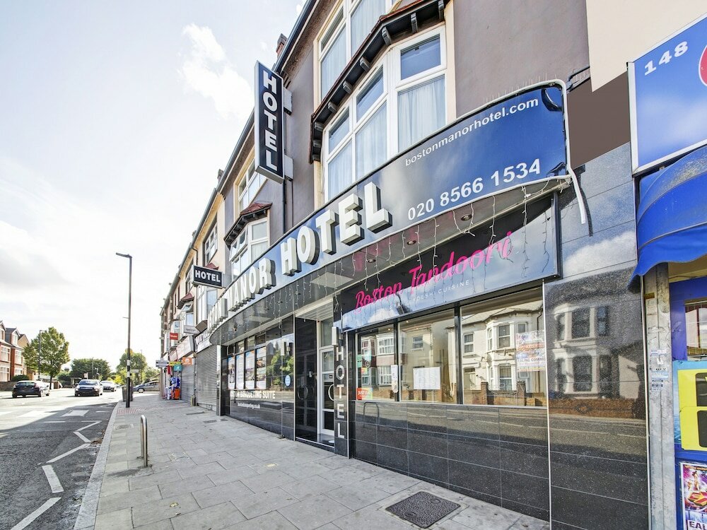 Фото Oyo Bostons Manor Hotel