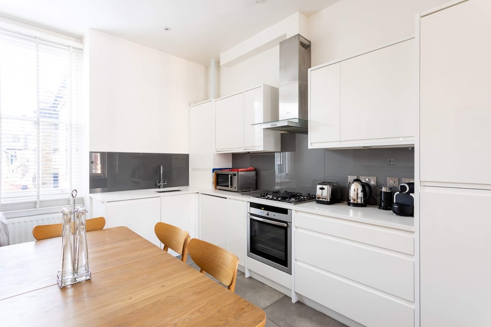Фото Spacious Apartment Near Portobello Road