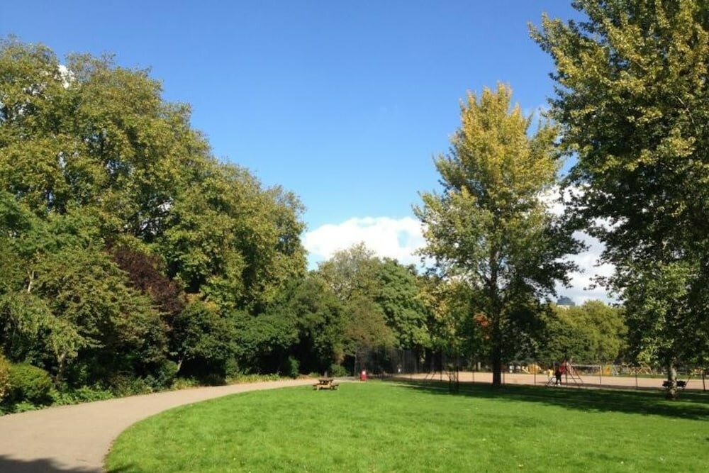 Фото Lovely 2 Bedroom Apartment With Garden, South Bank Westminster