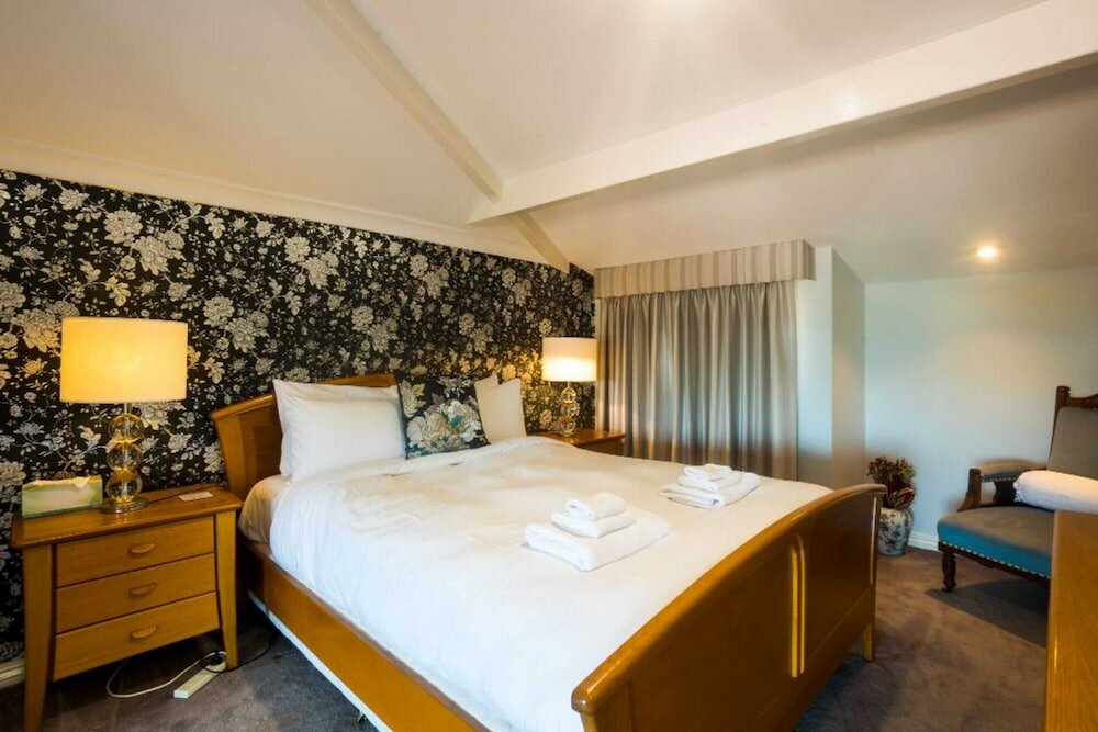 Фото Character 3 Bedroom Home With Pool and Balcony