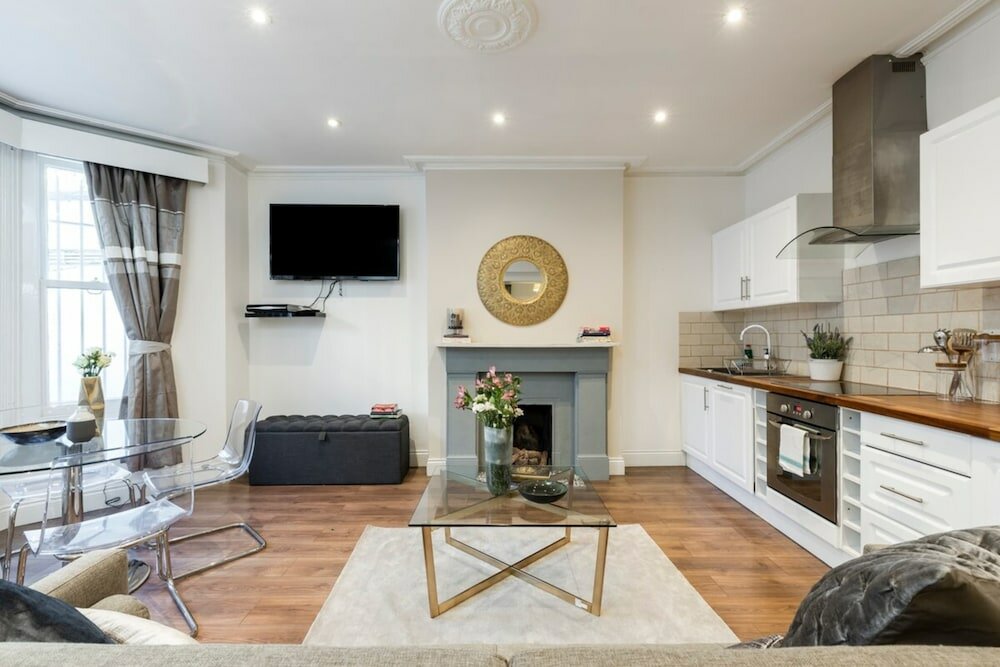 Фото Bright and Modern 2 Bedroom Apartment in Earl's Court