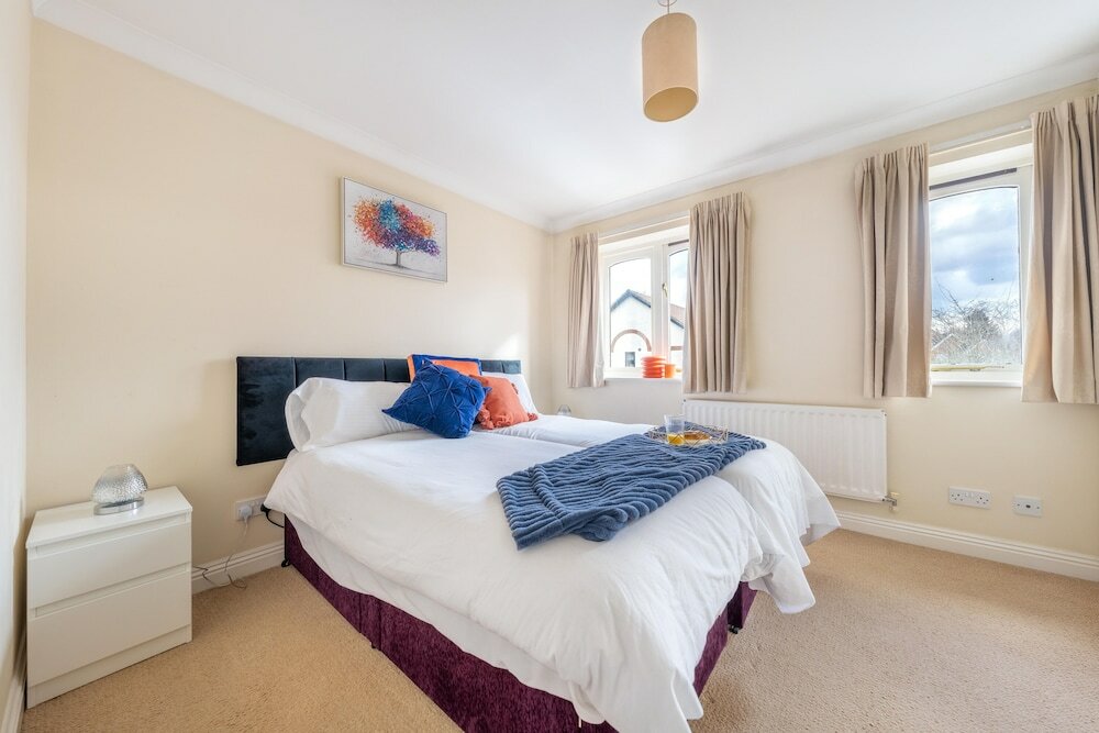 Фото Pierocks Wickets Luxury Entire House, Free Parking and Wi-fi in Maidenhead