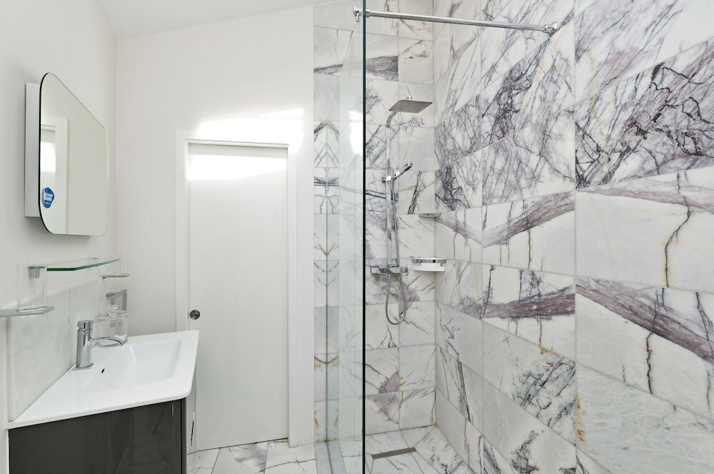 Фото Spacious Family House With Garden Near Battersea Park by Underthedoormat