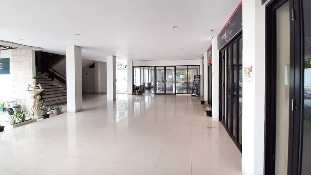 Фото RedDoorz Plus @ Bitung City Center