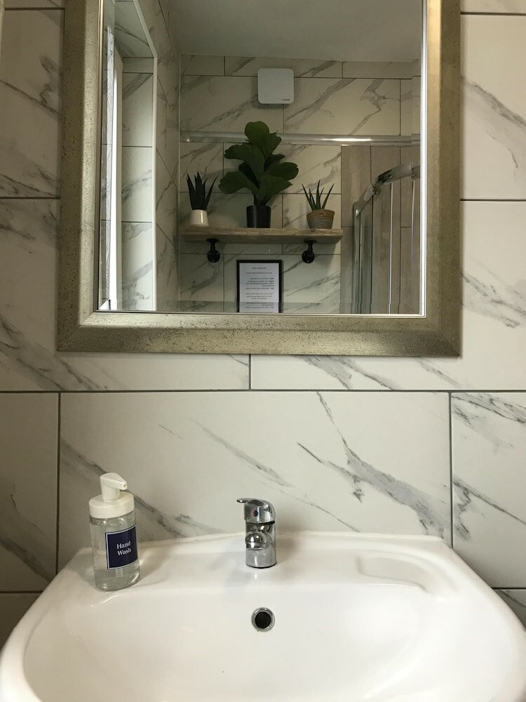 Фото Bright Spacious 3-bed With Office & Patio, Preston