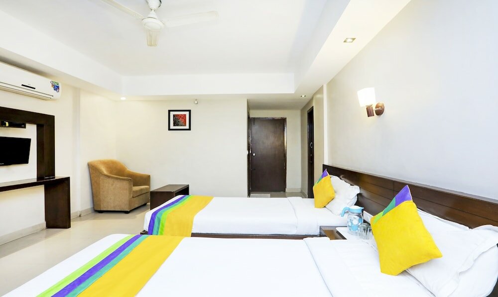 Фото Itsy by Treebo - Greenwood Inn And Suites