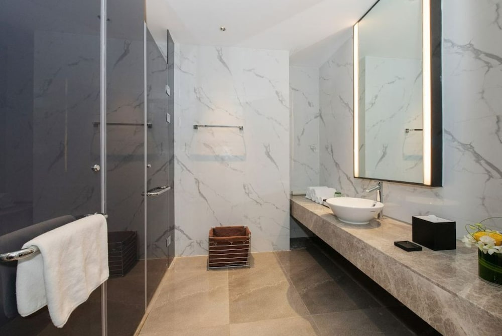 Фото The Qube Hotel