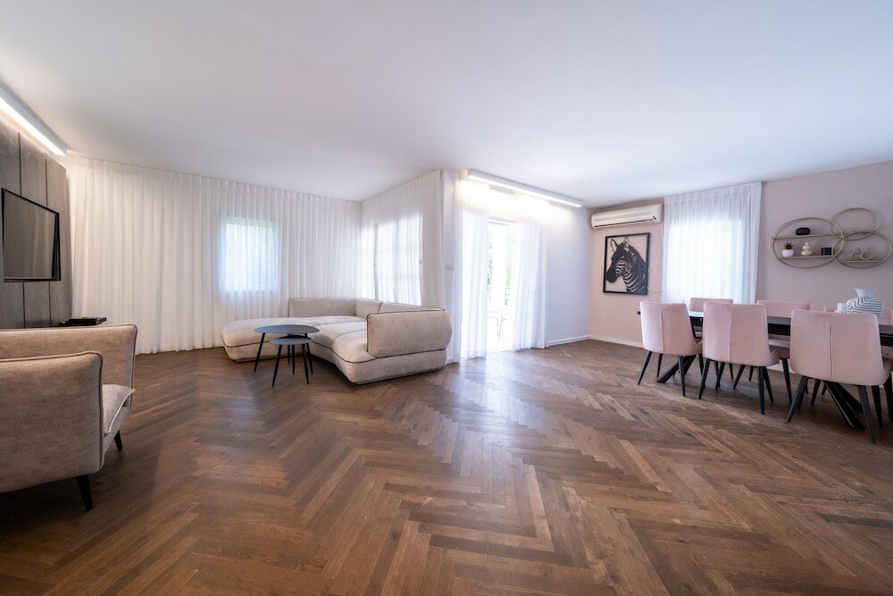 Фото Spacious 4bd House w Pool in Hezliya