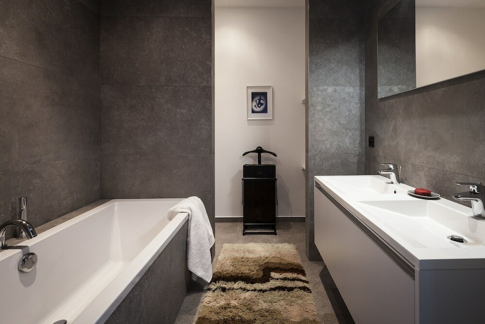 Фото Unit 1 - Stylish Smart Home with Private Parking