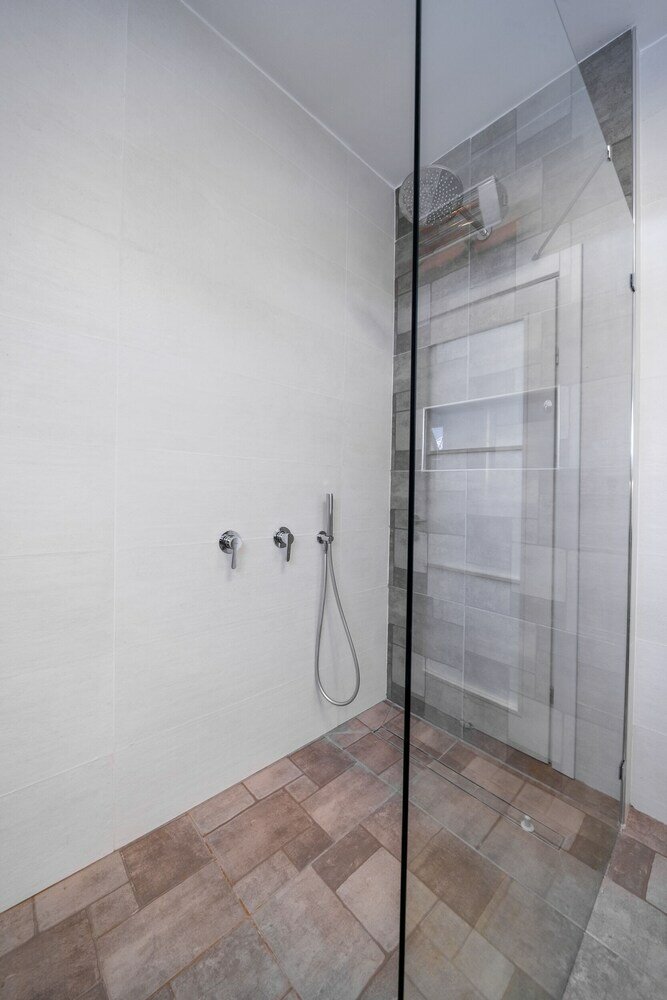 Фото Spacious 4bd House w Pool in Hezliya