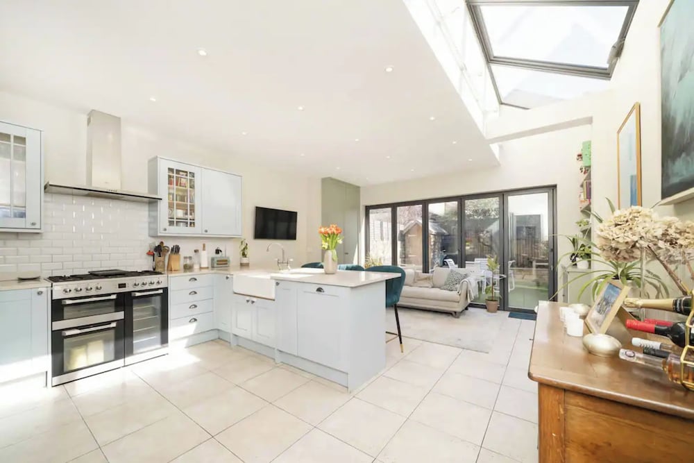 Фото Modern & Luminous 3bd Family Home - Fulham